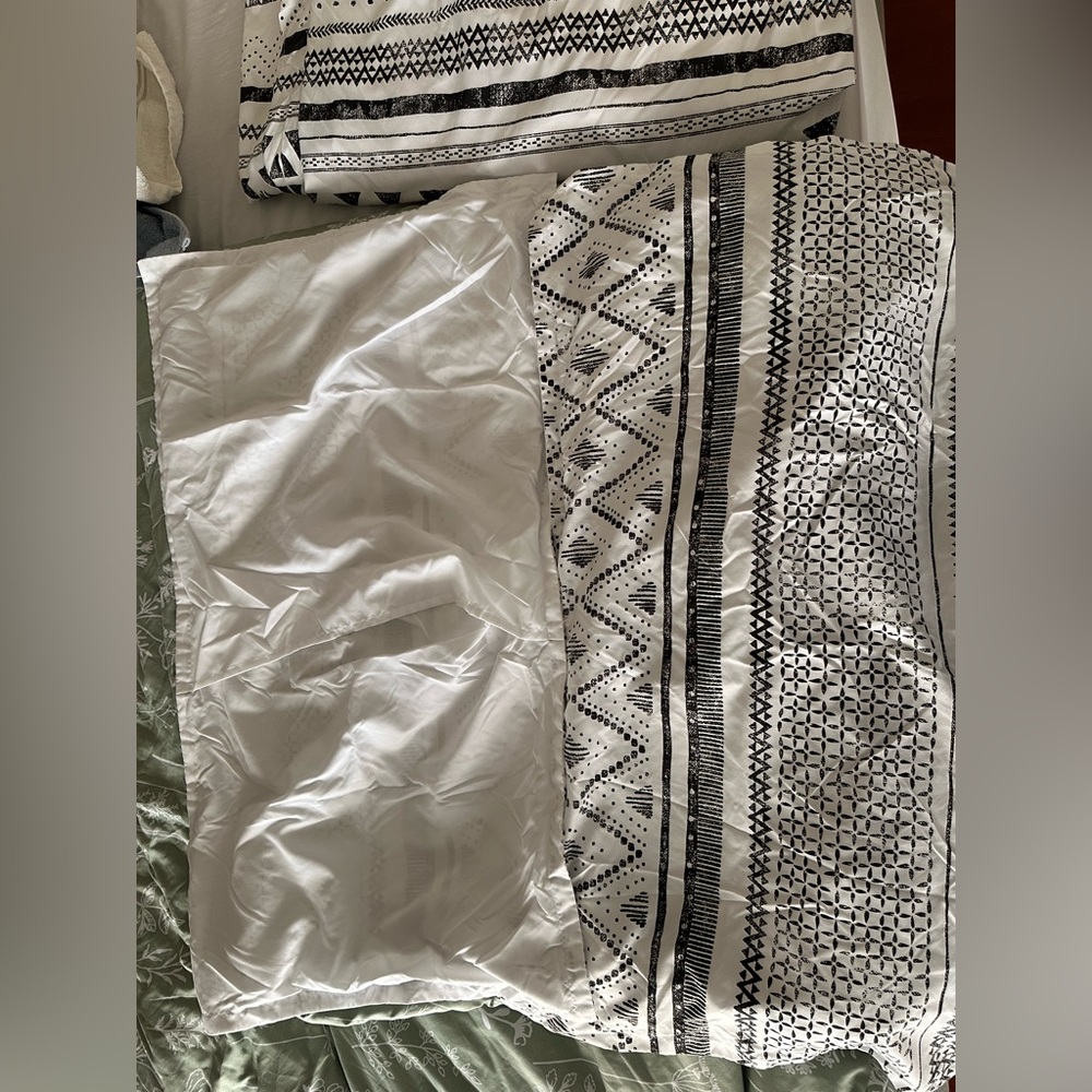 Black + white boho design duvet cover set king sized (3pcs). - Picture 7 of 7